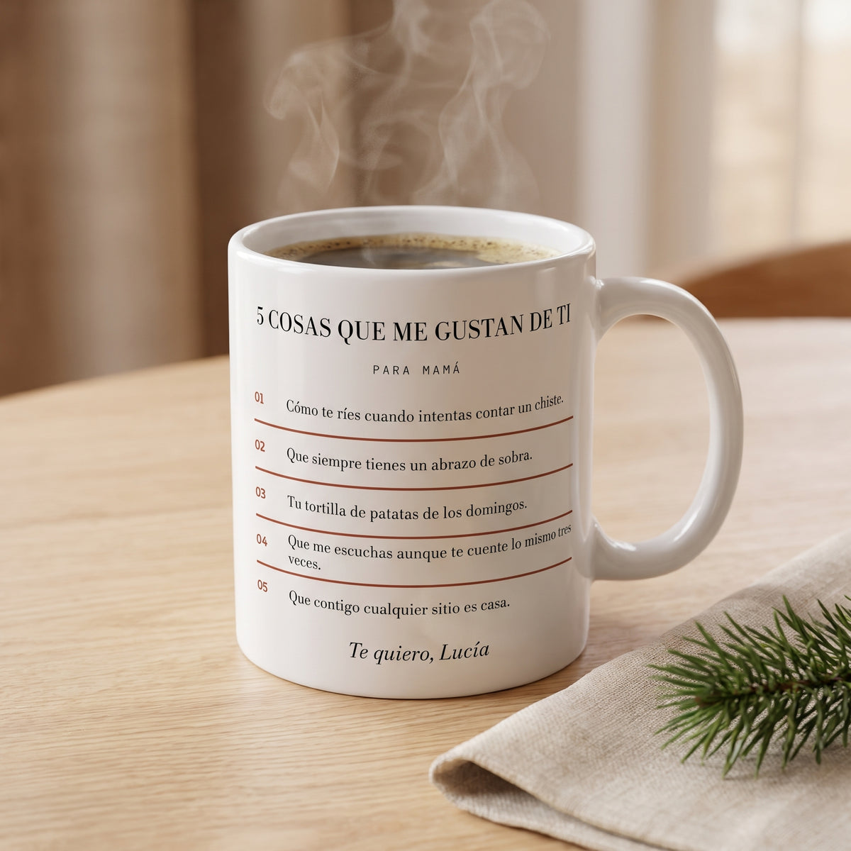 Taza «5 cosas que me gustan de ti» con otro diseño, sobre una mesa