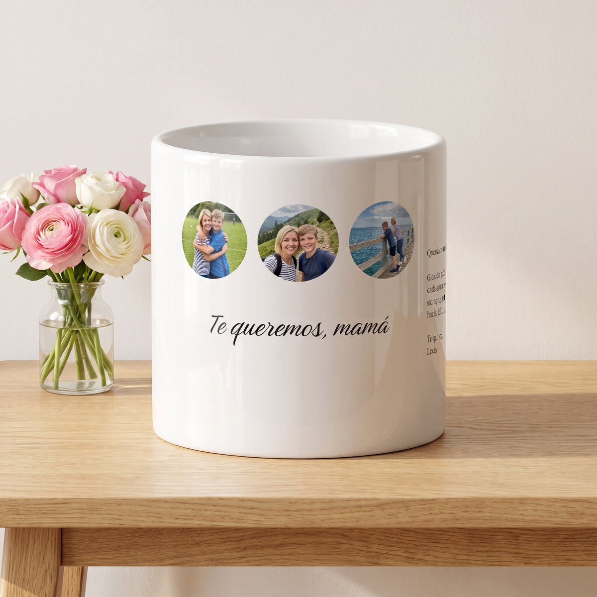Taza con 3 fotos para mamá (Te queremos, mamá): otra composición, sobre una mesa de roble