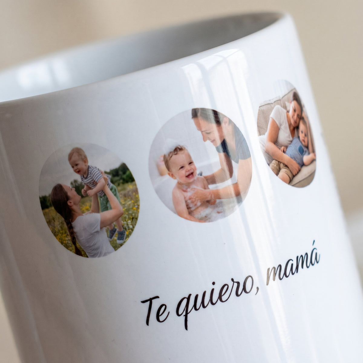 Taza con 3 fotos para mamá (Te quiero, mamá): detalle de la impresión sobre la cerámica
