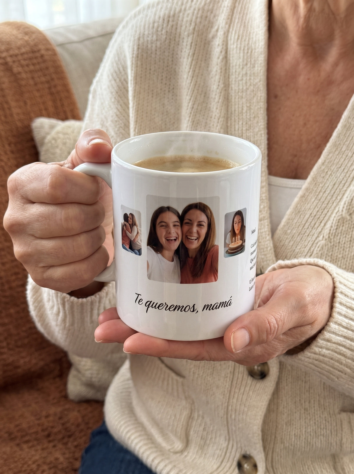 Taza con 3 fotos para mamá (Te queremos, mamá): entre las manos, con café caliente