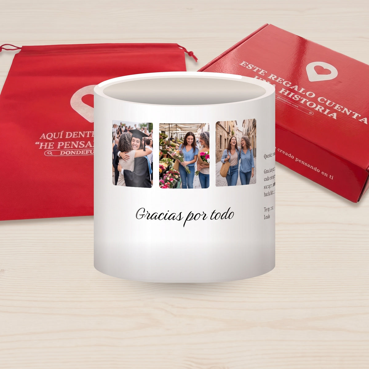 Taza con 3 fotos para mamá (Gracias por todo): junto a la caja roja y la bolsa de tela roja en que se envía