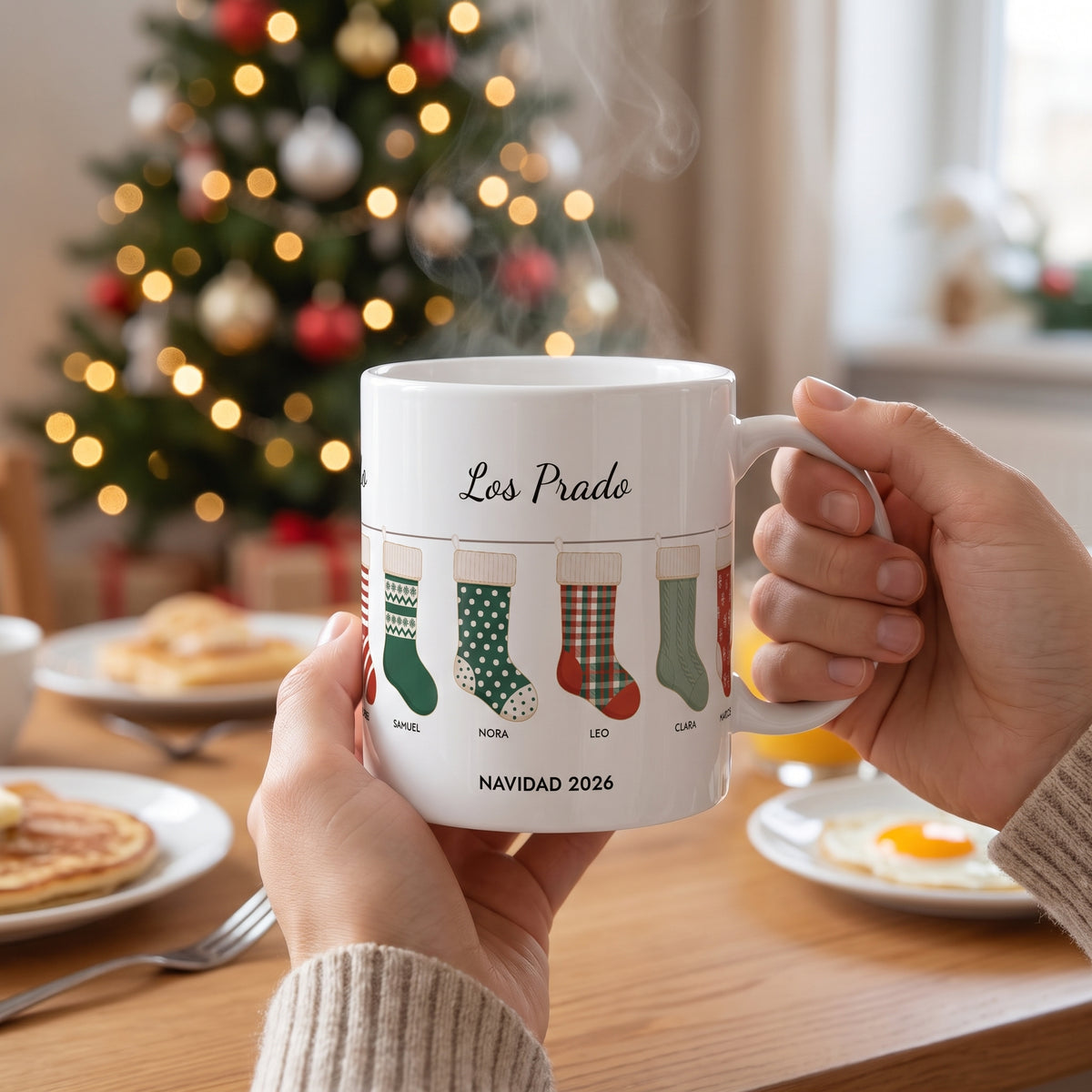 Taza de Navidad personalizada con seis nombres, en las manos la mañana de Navidad