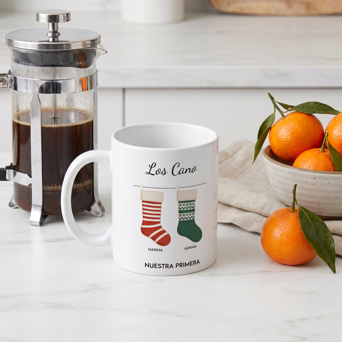 Taza de Navidad personalizada para una pareja, en la encimera de la cocina