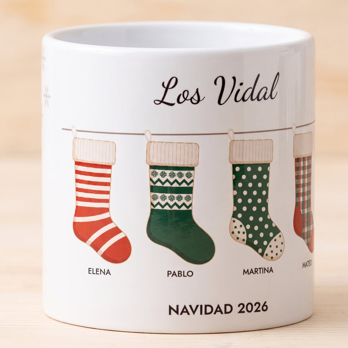 Detalle de la taza de Navidad personalizada con el apellido y las medias