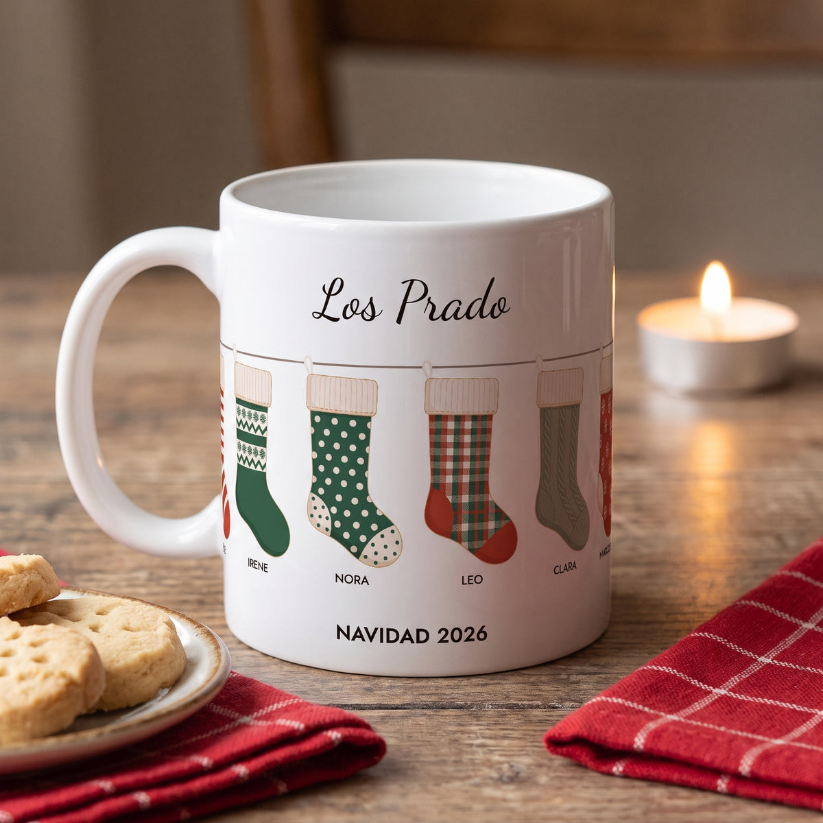 Taza de Navidad personalizada junto a un plato de galletas