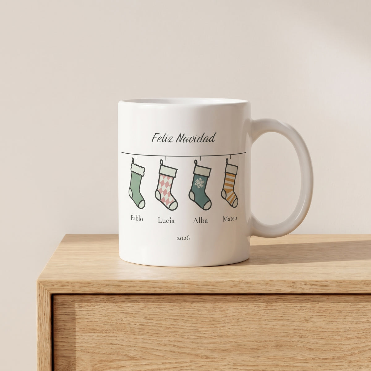 Taza de Navidad con un calcetín por persona y sus nombres