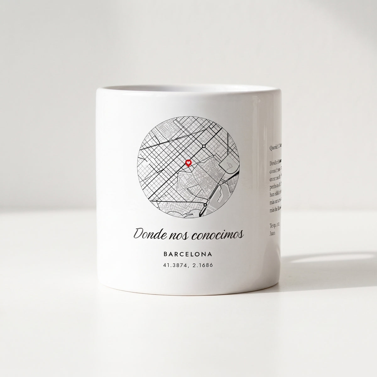 Taza ciudad personalizada con el mapa de Barcelona, Donde nos conocimos, las coordenadas y una carta en el costado