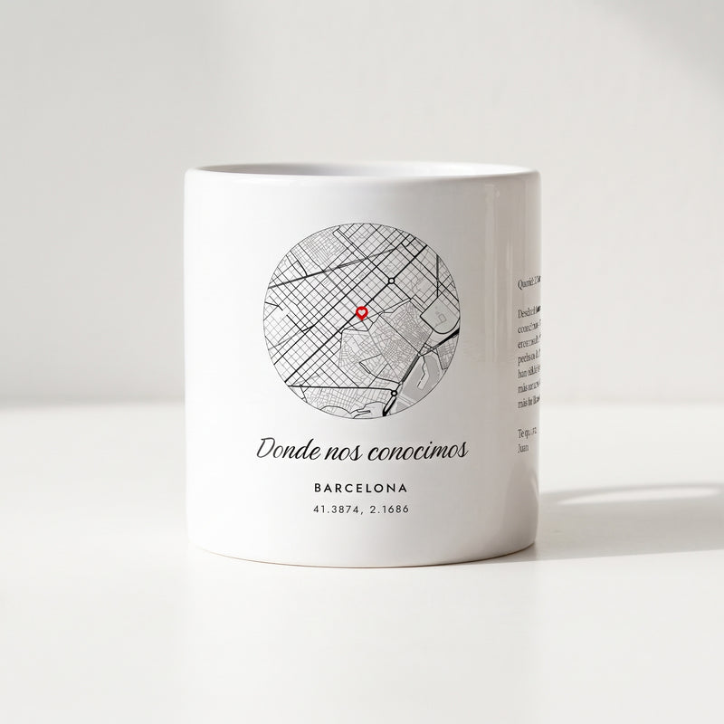 Taza ciudad personalizada con el mapa de Barcelona, Donde nos conocimos, las coordenadas y una carta en el costado