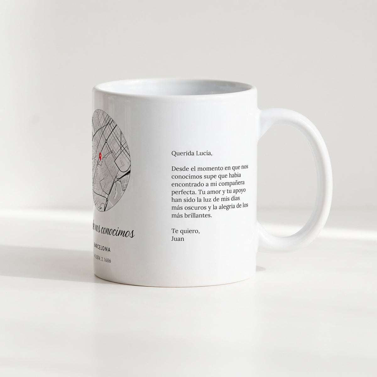 La misma taza girada: la carta impresa en el costado, junto al asa