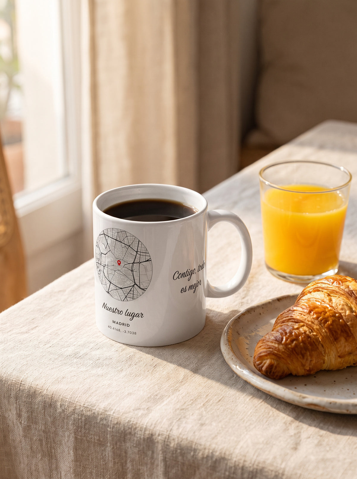 Taza ciudad con el mapa de Madrid y una frase, en un desayuno con café y cruasán