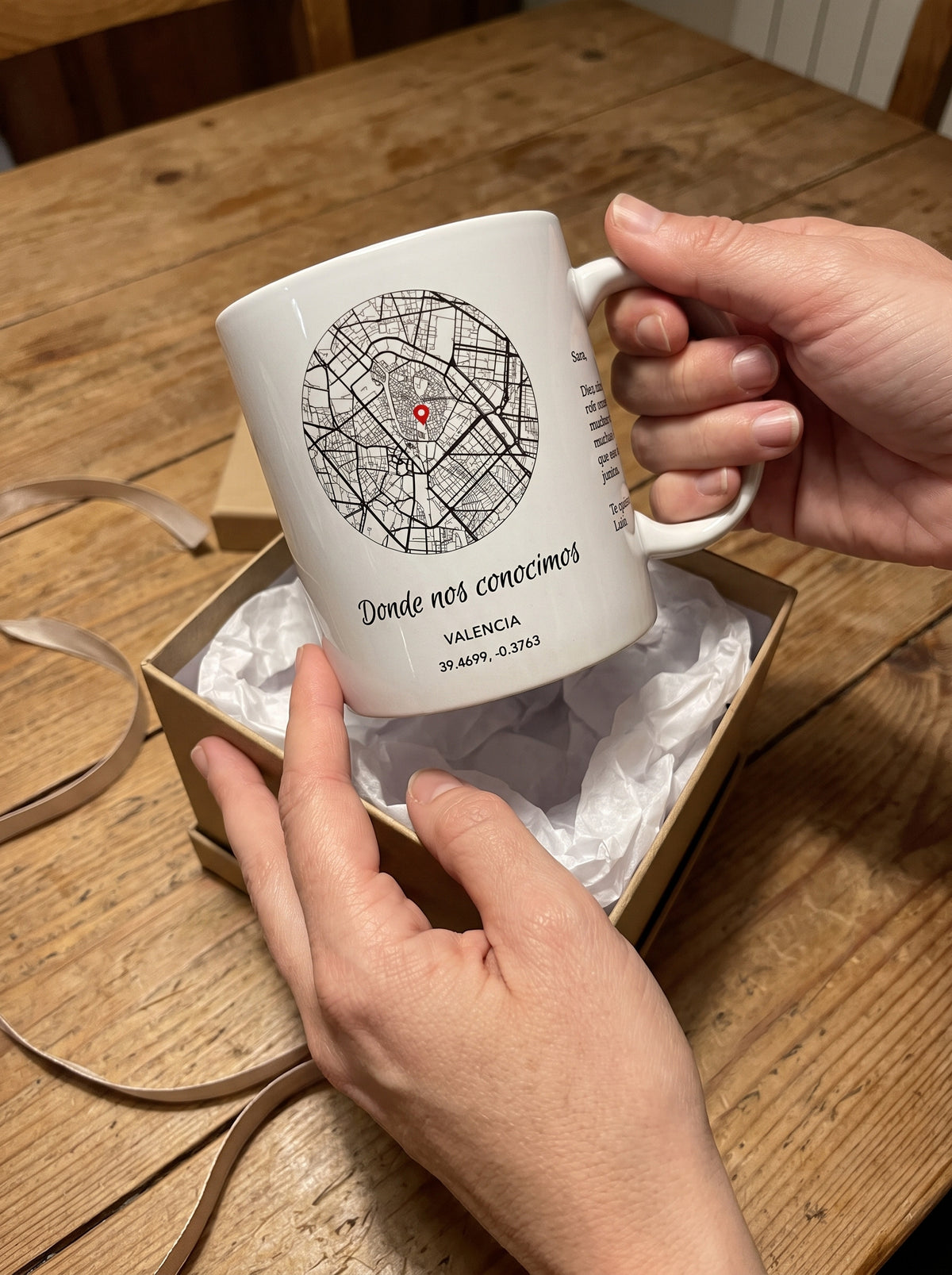 Taza ciudad con el mapa de Valencia, sacada de su caja de regalo