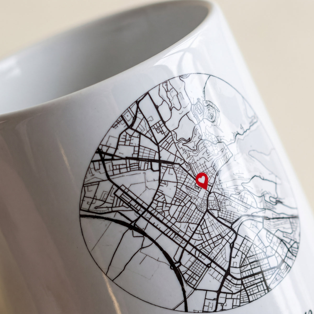 Detalle del mapa de calles impreso sobre la cerámica con su marcador rojo