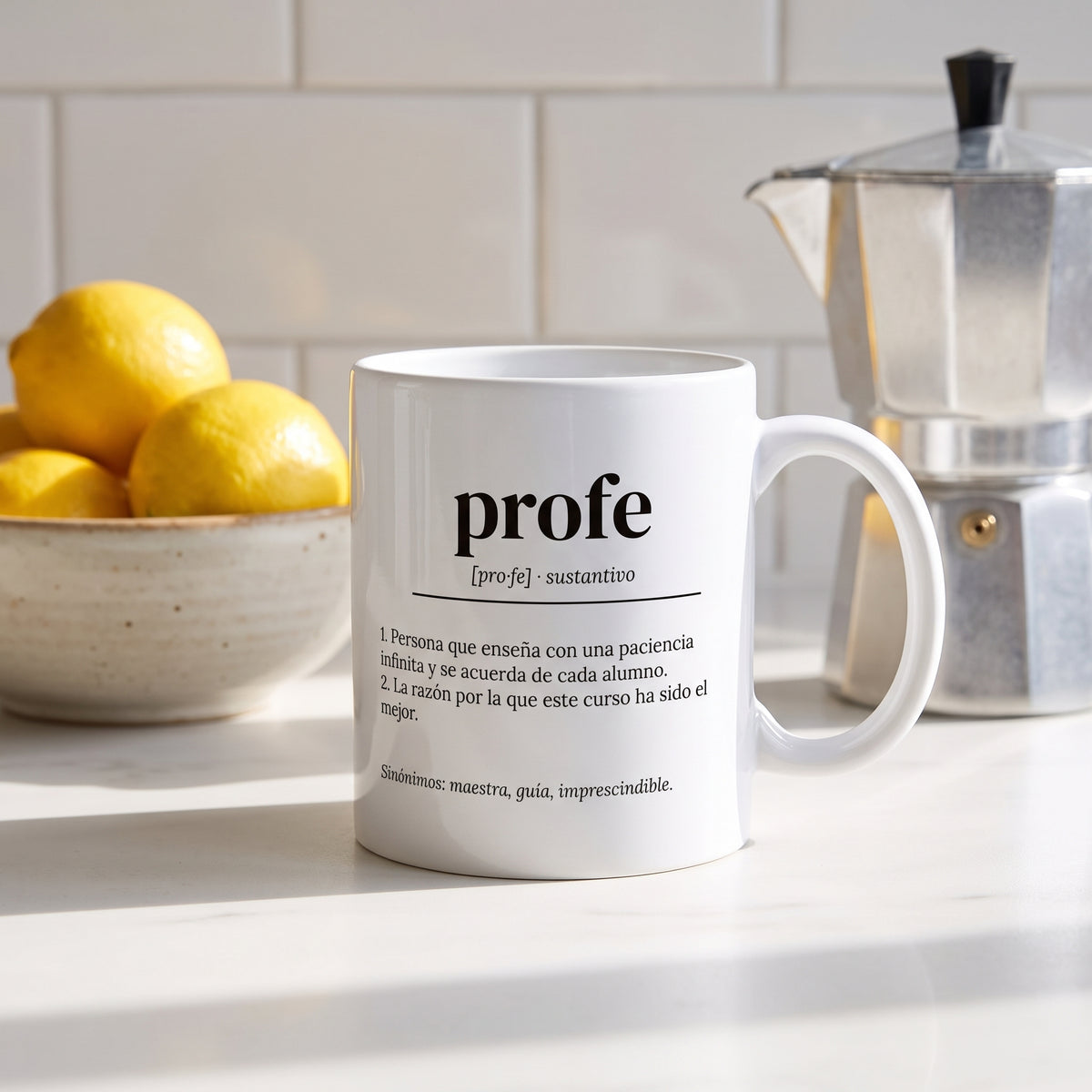 Taza de diccionario personalizada en la encimera de la cocina