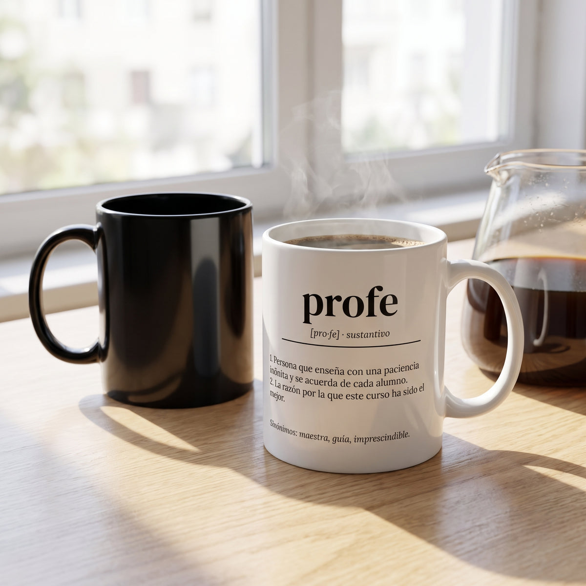 Caneca mágica negra junto a la taza blanca con la definición de diccionario revelada