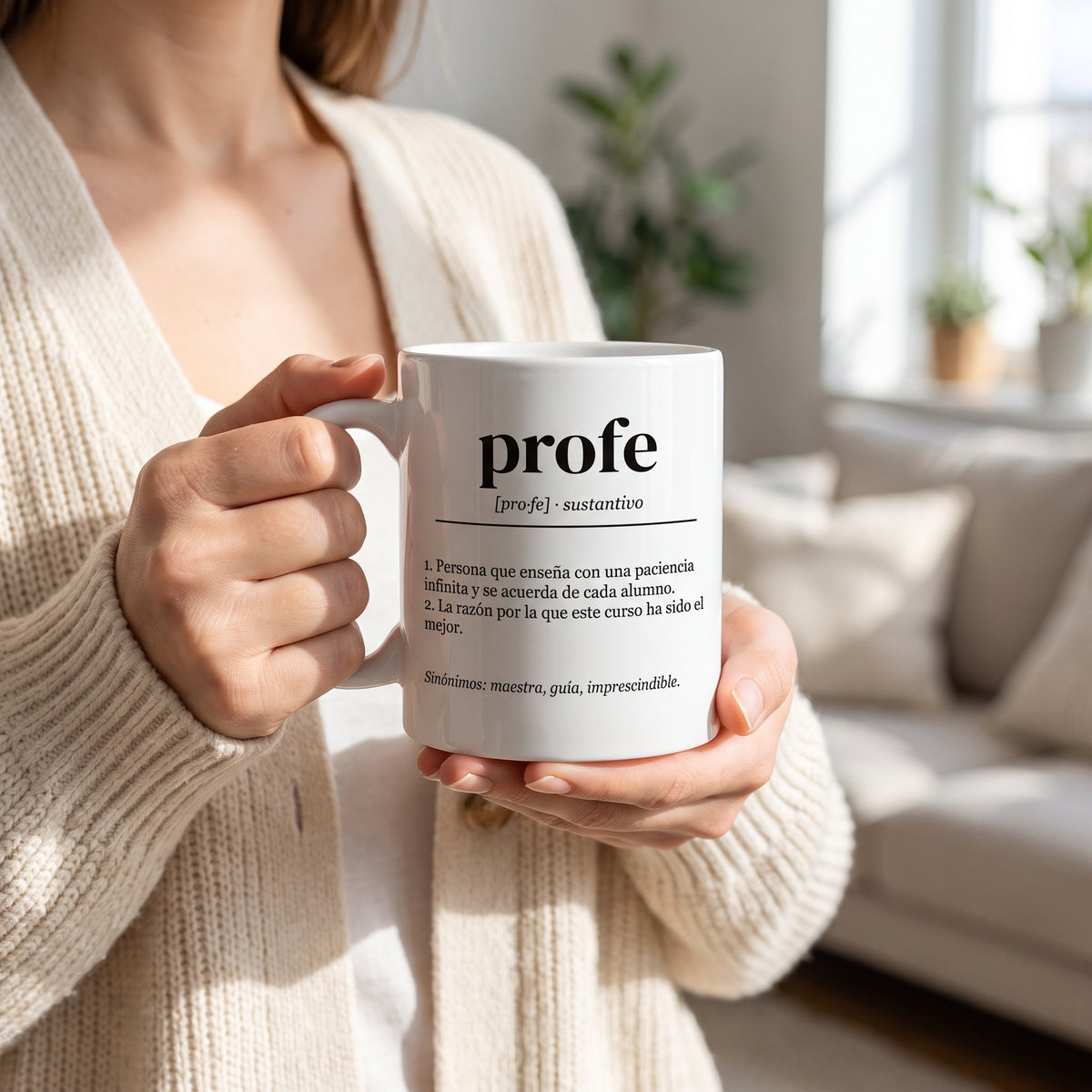 Manos sujetando la taza personalizada con una definición de diccionario