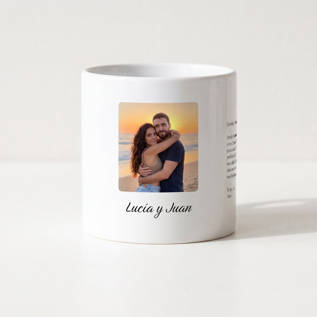 Taza Foto personalizada con la foto de la pareja, Lucía y Juan escrito a mano y una carta en el costado