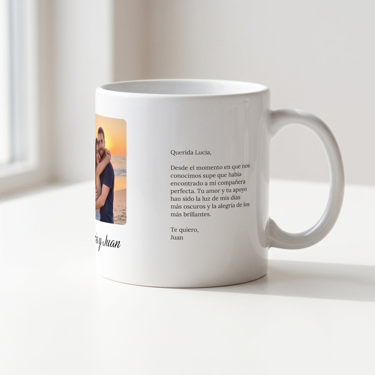La misma taza girada: la carta de Lucía impresa en el costado, junto al asa