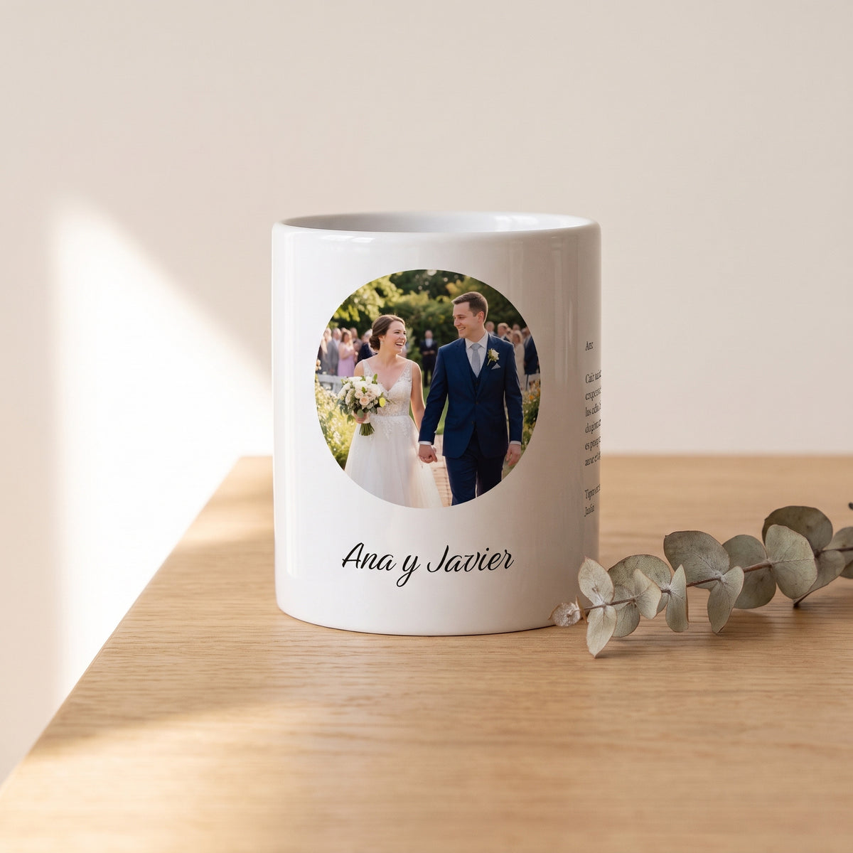 Taza Foto con la foto redonda de una boda y Ana y Javier