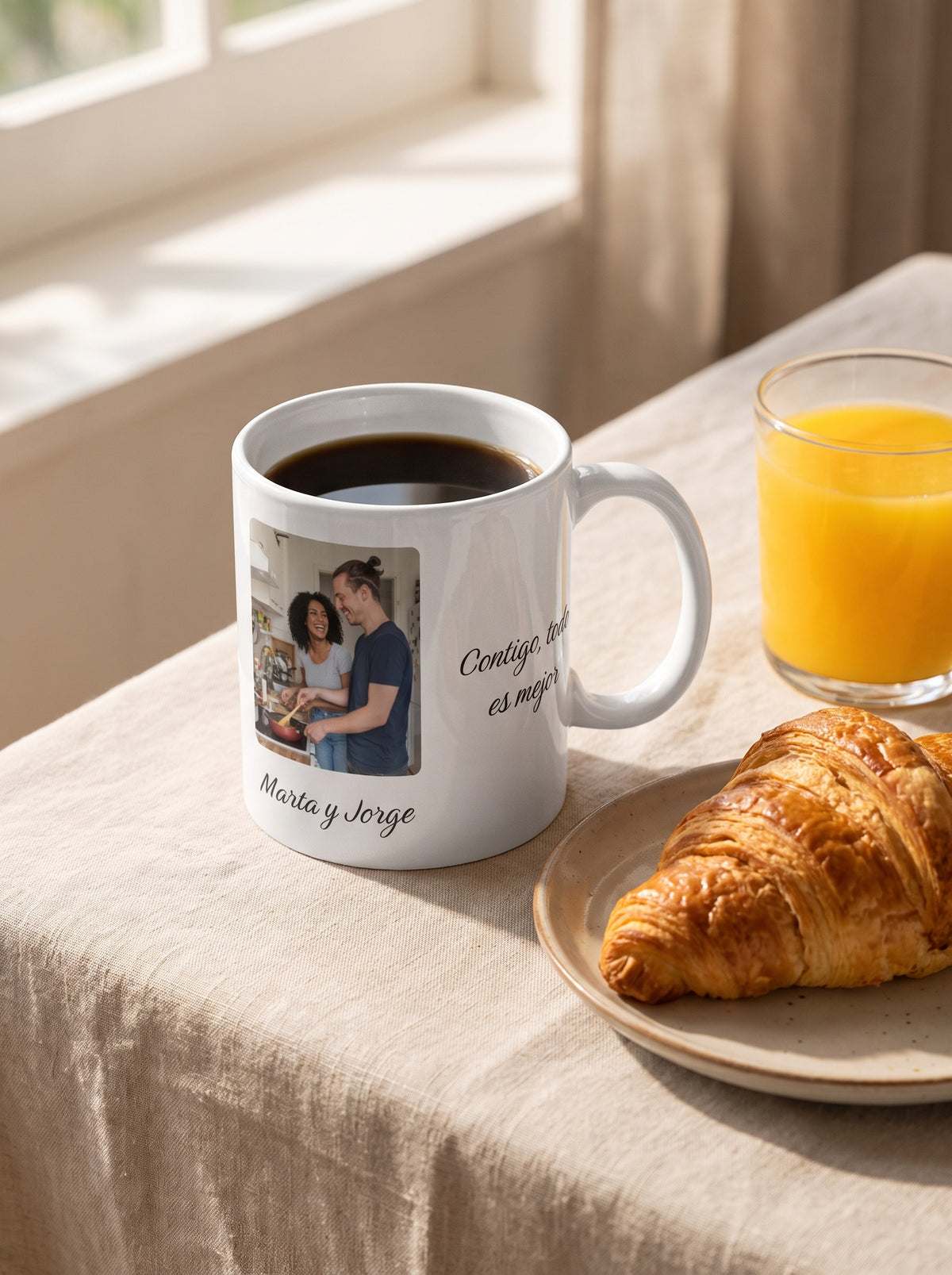 Taza Foto con la frase Contigo, todo es mejor en un desayuno con café y cruasán