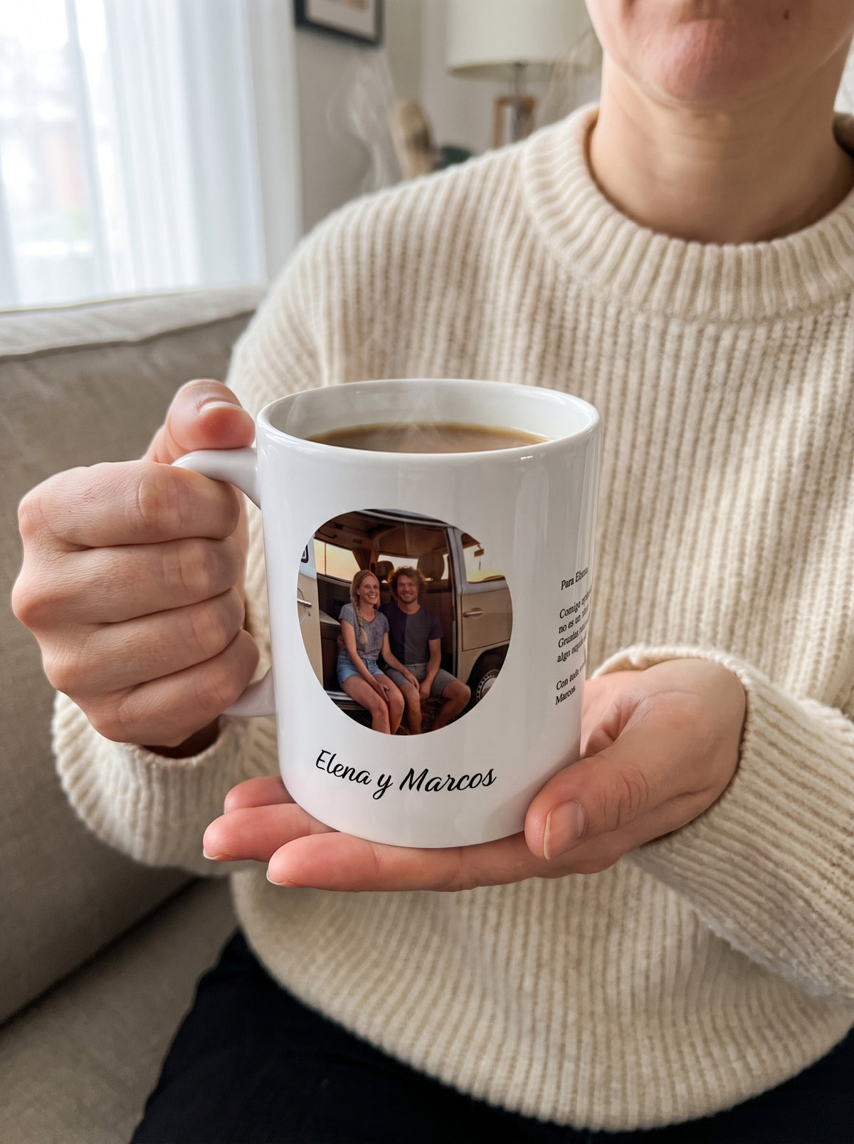 Taza Foto con café caliente entre las manos, con Elena y Marcos