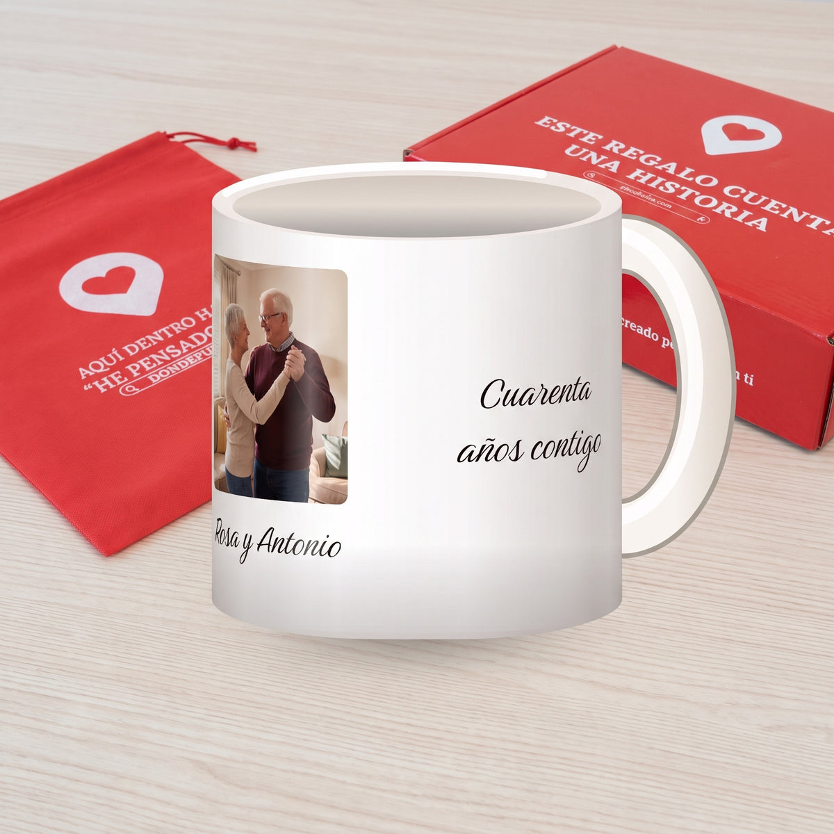 Taza Foto con Cuarenta años contigo junto a la caja roja y la bolsa de tela roja en que se envía
