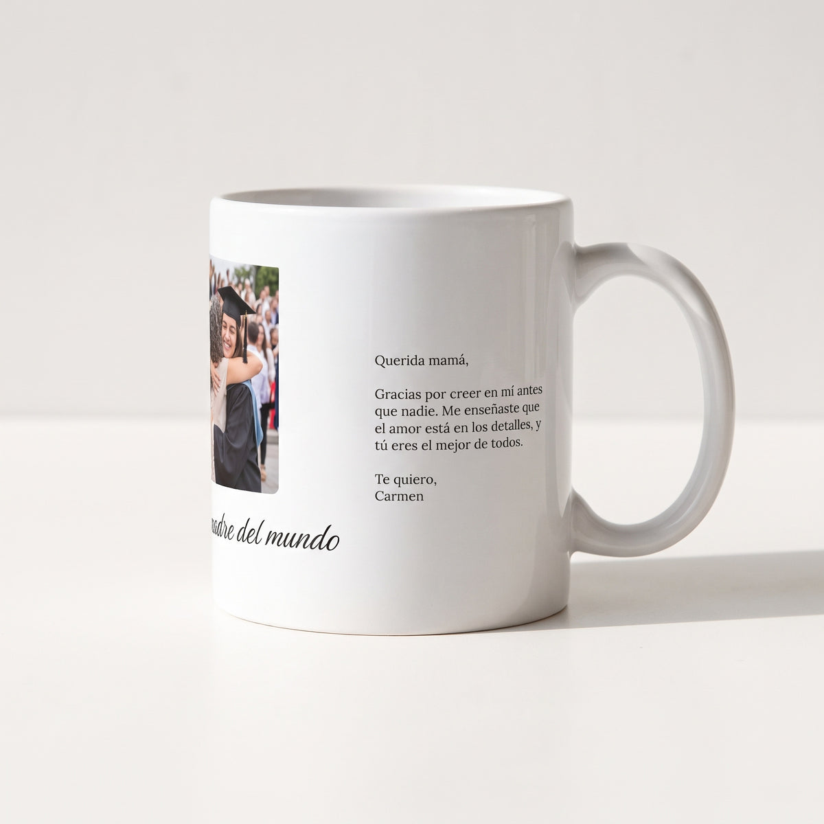Taza La mejor madre del mundo con foto (La mejor madre del mundo): la misma taza girada: la carta impresa en el costado, junto al asa