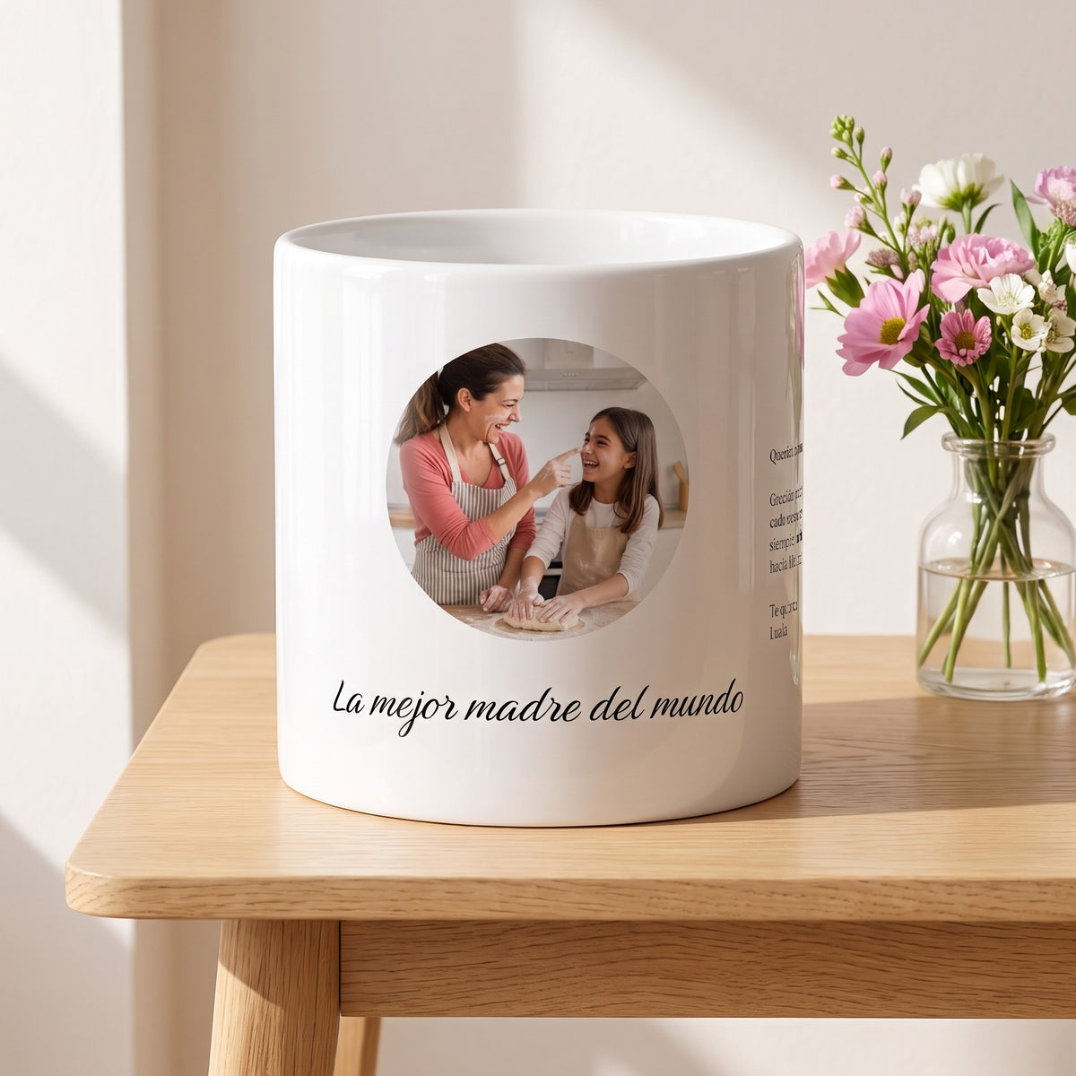 Taza La mejor madre del mundo con foto (La mejor madre del mundo): otra composición, sobre una mesa de roble