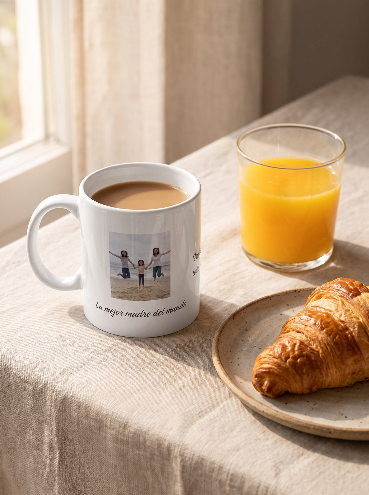 Taza La mejor madre del mundo con foto (La mejor madre del mundo · Gracias por todo, mamá): en un desayuno con café y cruasán