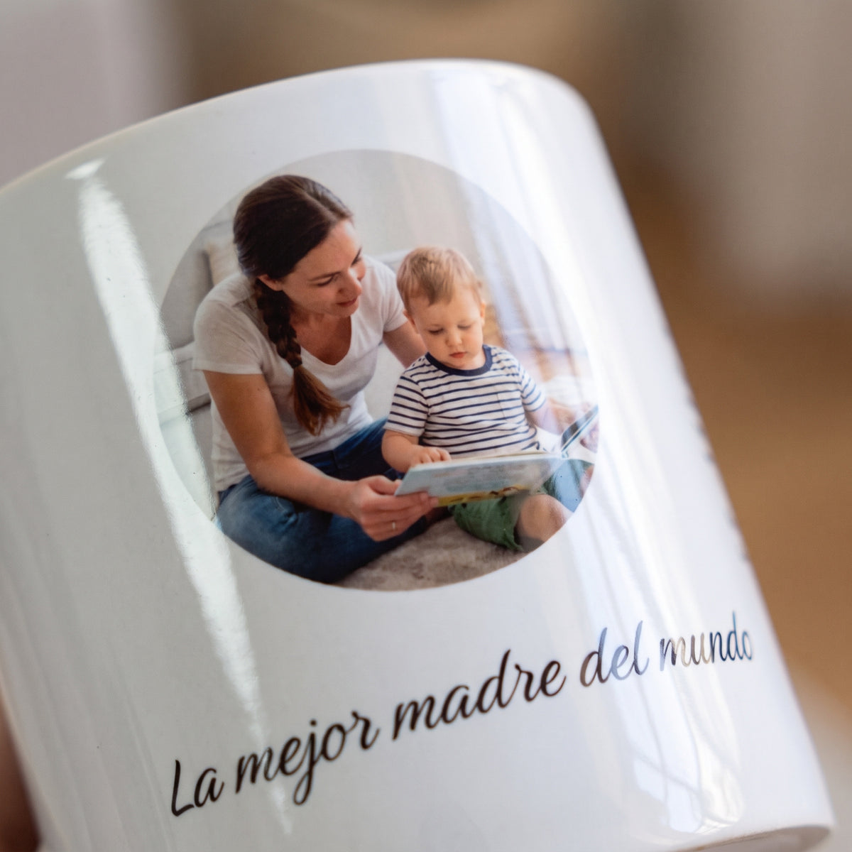 Taza La mejor madre del mundo con foto (La mejor madre del mundo): detalle de la impresión sobre la cerámica