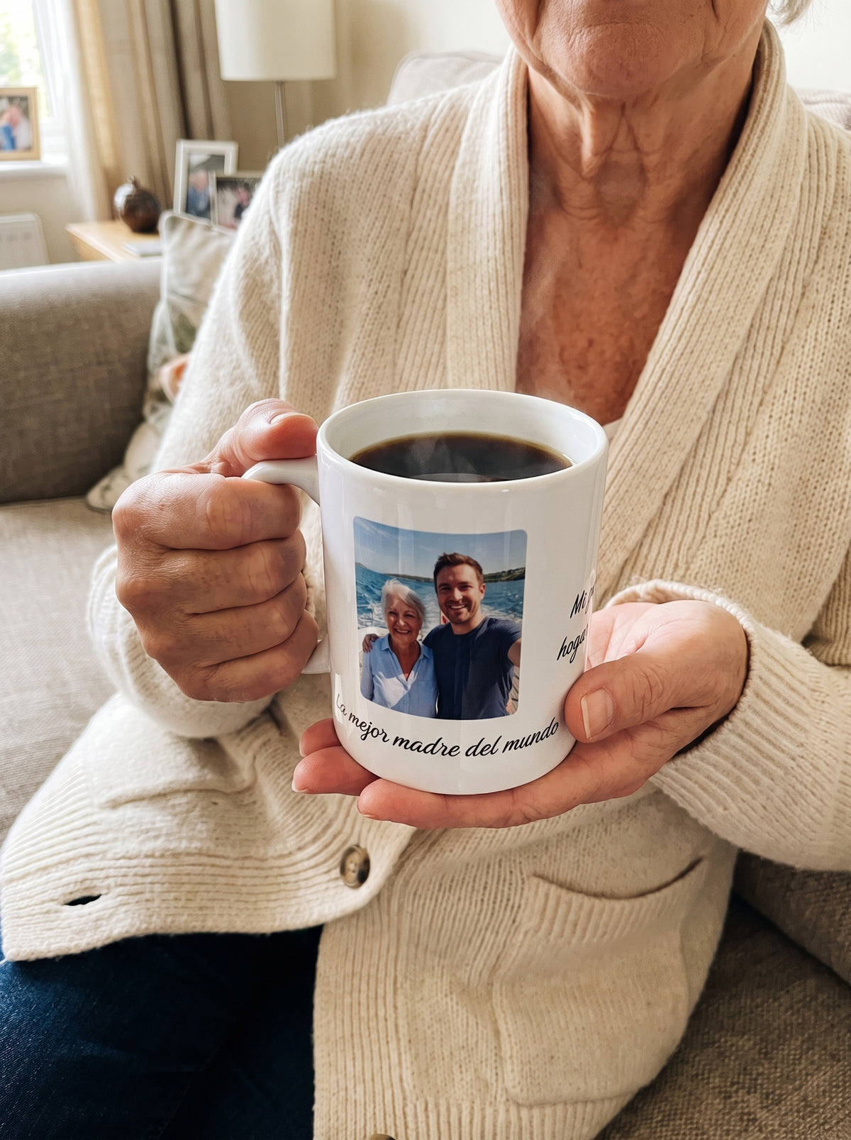 Taza La mejor madre del mundo con foto (La mejor madre del mundo · Mi primer hogar eres tú): entre las manos, con café caliente