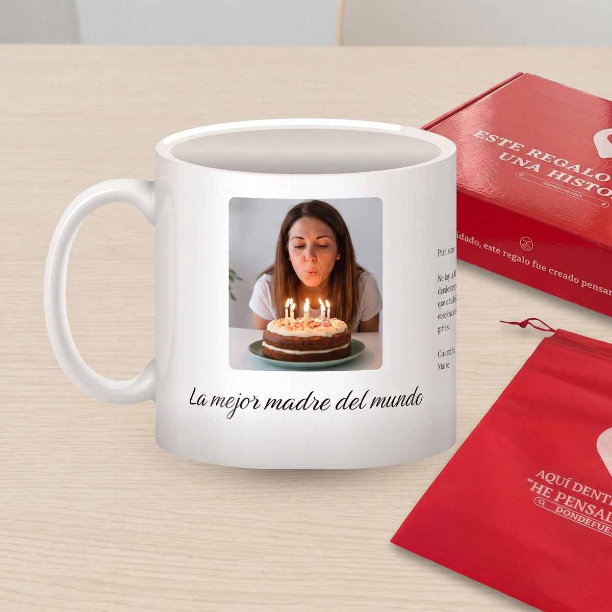 Taza La mejor madre del mundo con foto (La mejor madre del mundo): junto a la caja roja y la bolsa de tela roja en que se envía