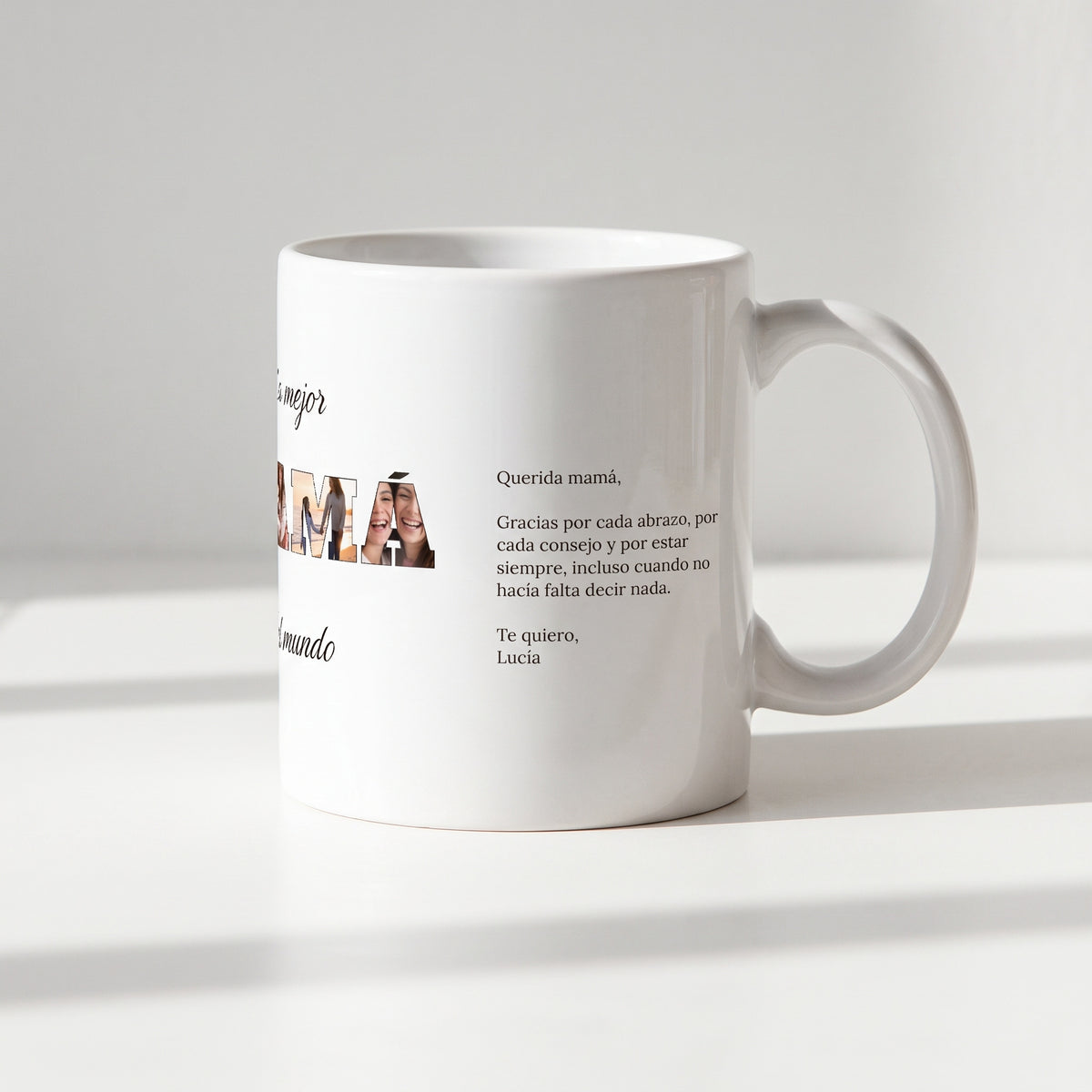 Taza La mejor MAMÁ del mundo con fotos (MAMÁ · La mejor · del mundo): la misma taza girada: la carta impresa en el costado, junto al asa