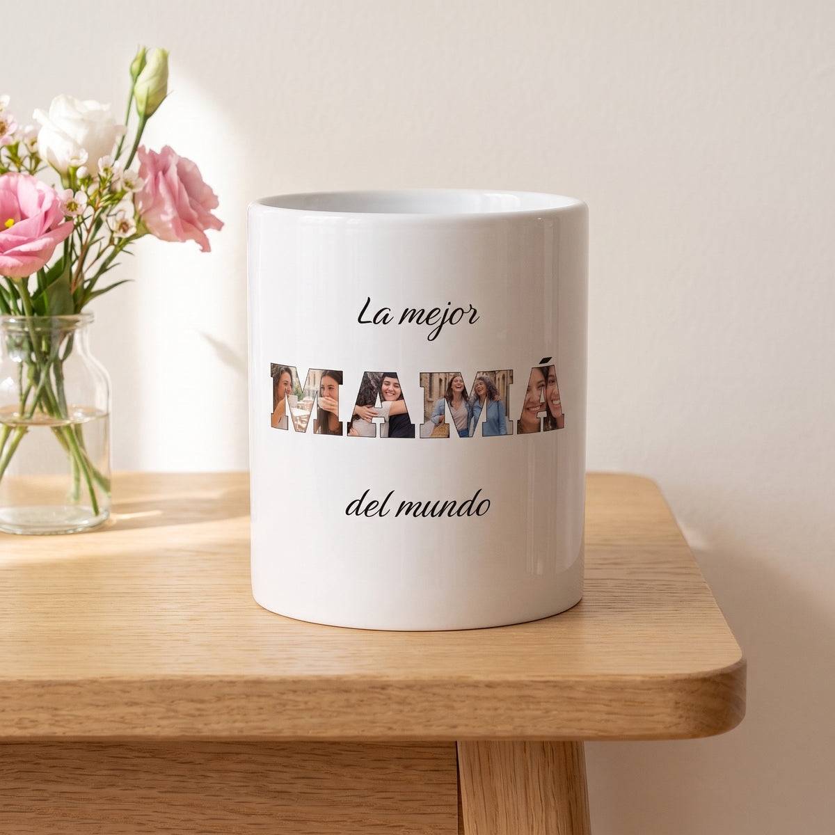 Taza La mejor MAMÁ del mundo con fotos (MAMÁ · La mejor · del mundo): otra composición, sobre una mesa de roble