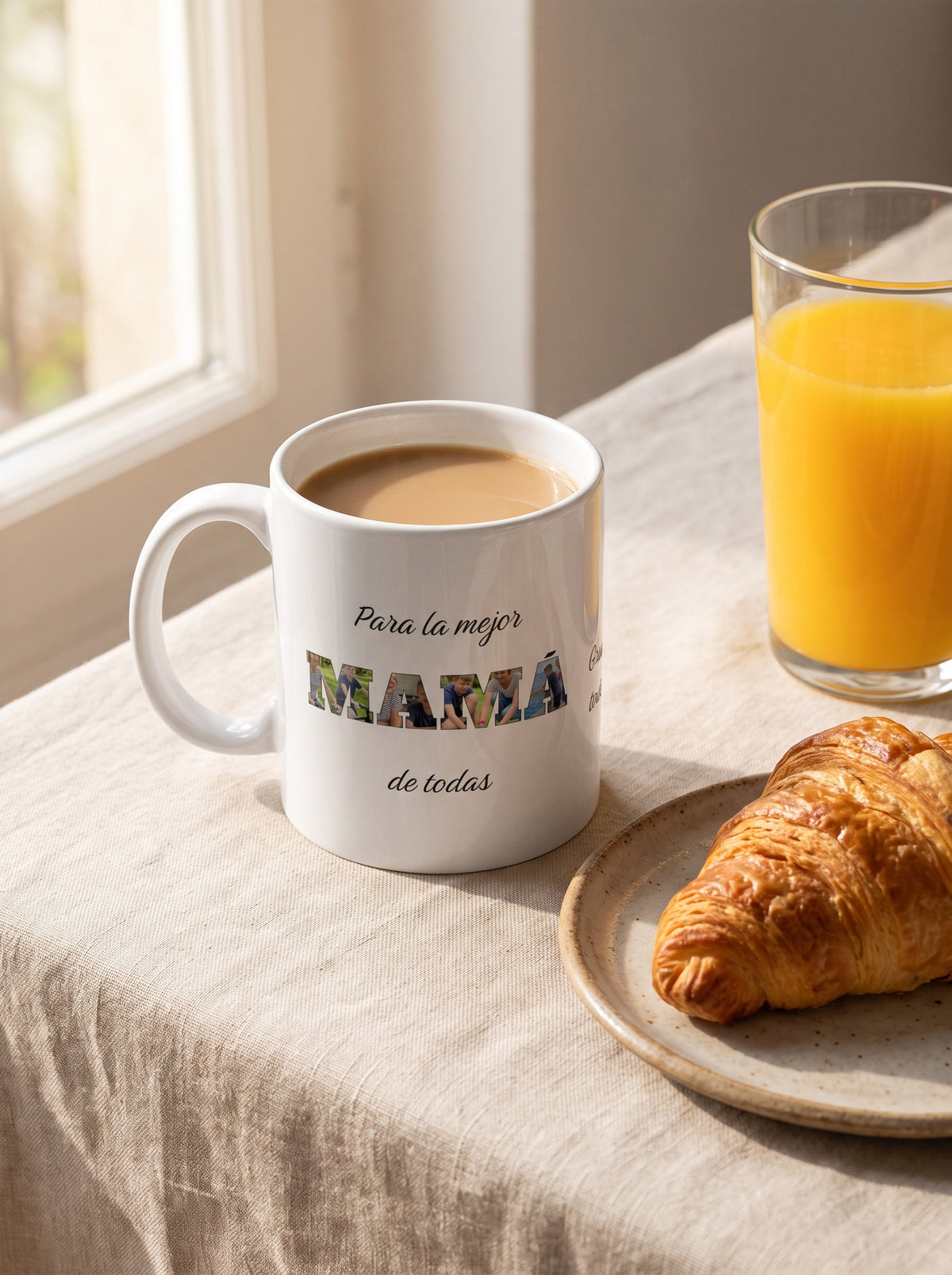 Taza La mejor MAMÁ del mundo con fotos (MAMÁ · Para la mejor · de todas · Gracias por todo, mamá): en un desayuno con café y cruasán