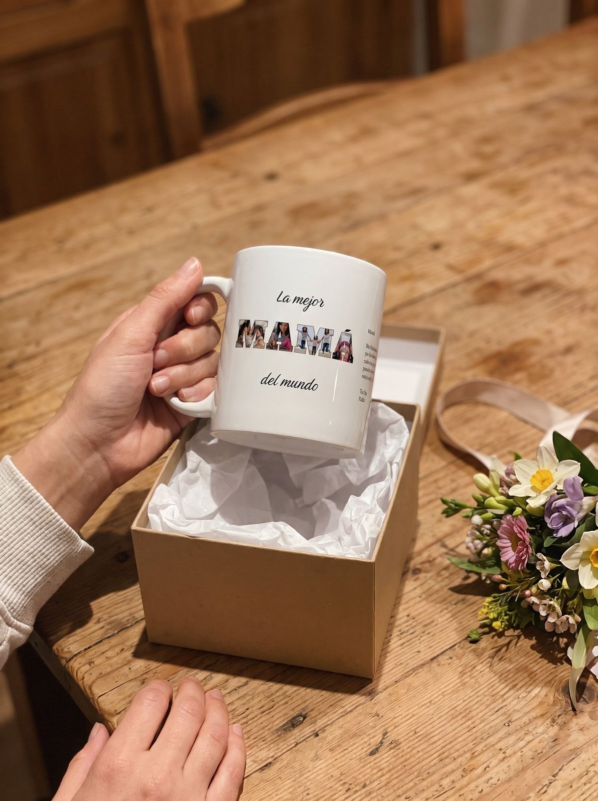 Taza La mejor MAMÁ del mundo con fotos (MAMÁ · La mejor · del mundo): sacada de su caja de regalo
