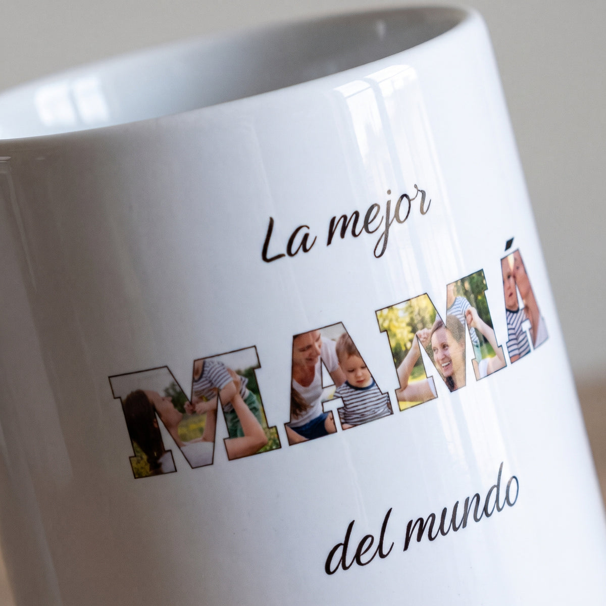 Taza La mejor MAMÁ del mundo con fotos (MAMÁ · La mejor · del mundo): detalle de la impresión sobre la cerámica