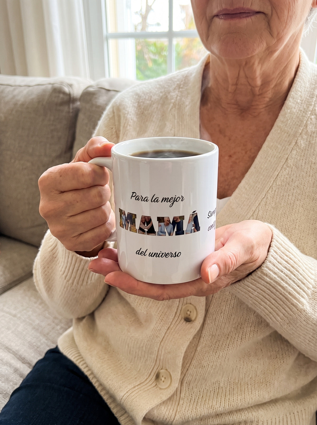 Taza La mejor MAMÁ del mundo con fotos (MAMÁ · Para la mejor · del universo · Siempre contigo): entre las manos, con café caliente