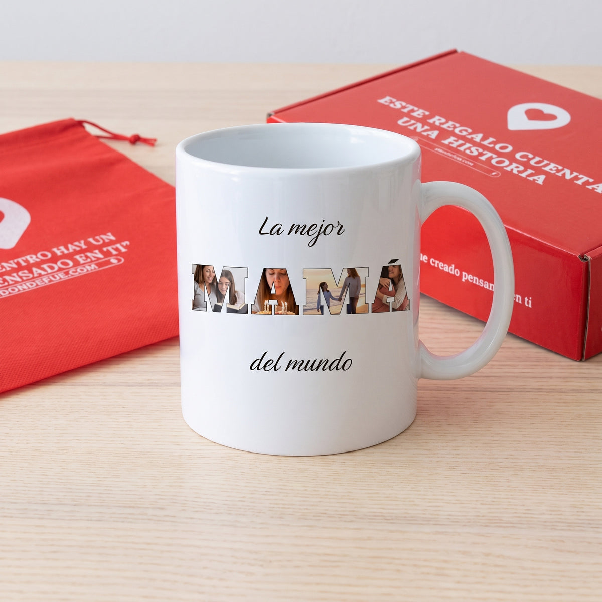 Taza La mejor MAMÁ del mundo con fotos (MAMÁ · La mejor · del mundo): junto a la caja roja y la bolsa de tela roja en que se envía