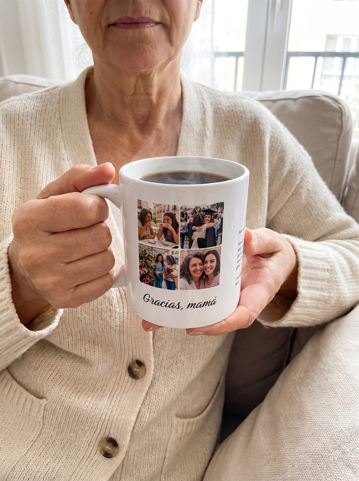 Taza MAMÁ con 4 fotos (Gracias, mamá): entre las manos, con café caliente