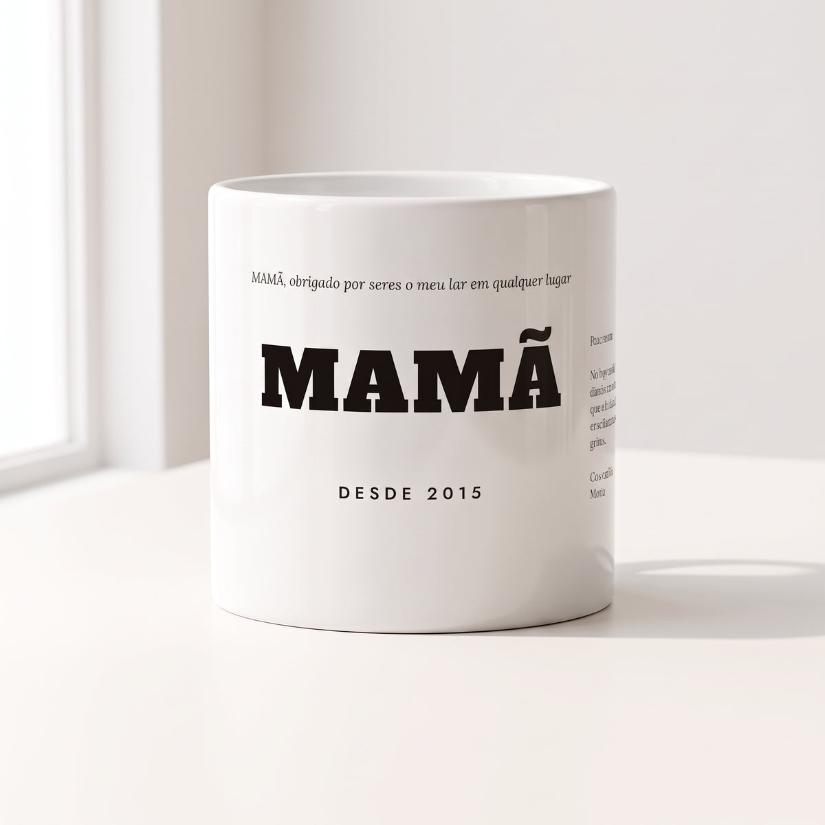 Taza MAMÁ con dedicatoria personalizada (Mamá, gracias por ser mi hogar en cualquier lugar · MAMÁ · DESDE 2015), con una carta en el costado