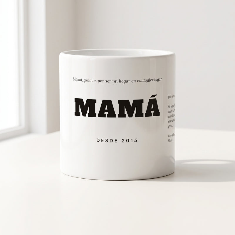Taza MAMÁ con dedicatoria personalizada (Mamá, gracias por ser mi hogar en cualquier lugar · MAMÁ · DESDE 2015), con una carta en el costado