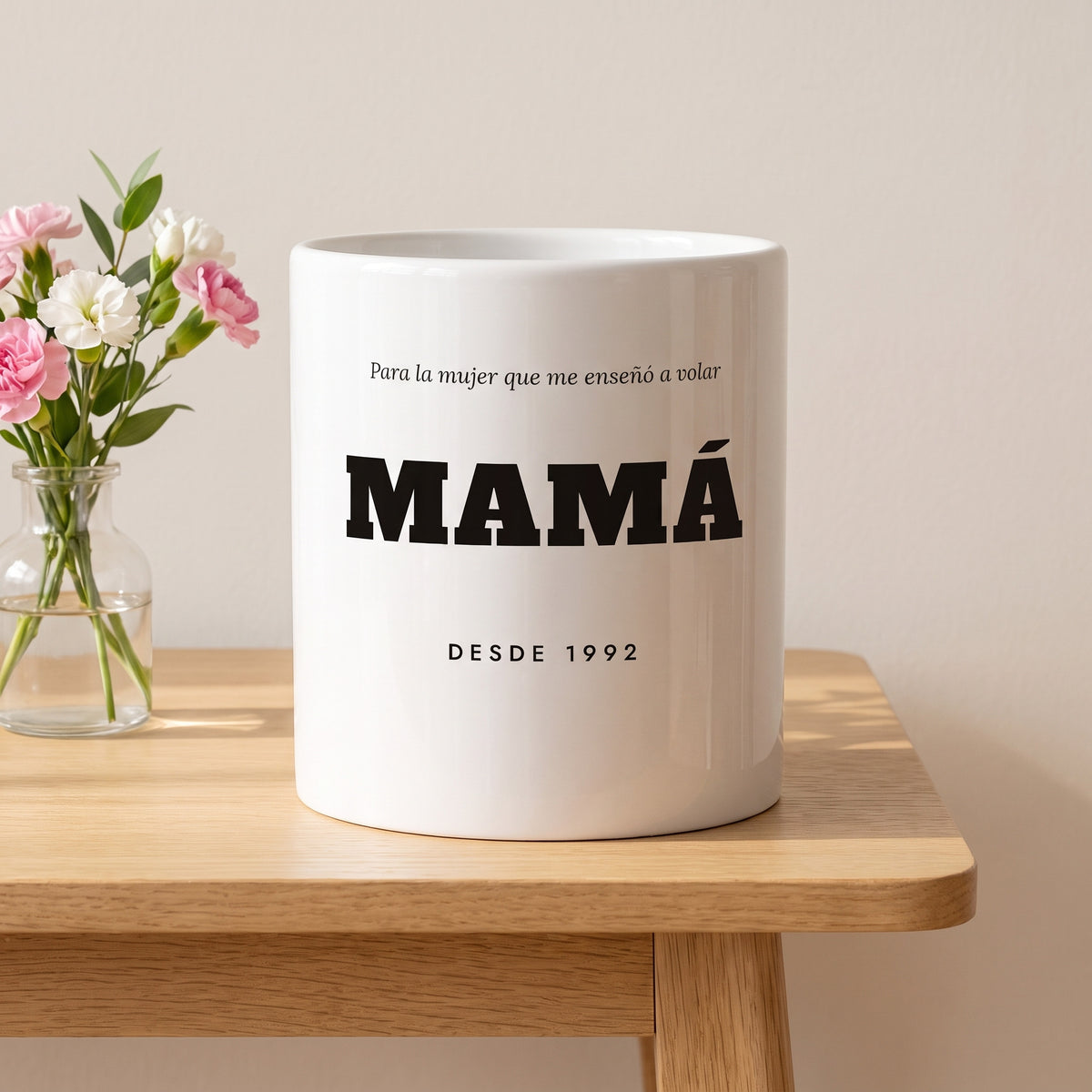 Taza MAMÁ con dedicatoria (Para la mujer que me enseñó a volar · MAMÁ · DESDE 1992): otra composición, sobre una mesa de roble