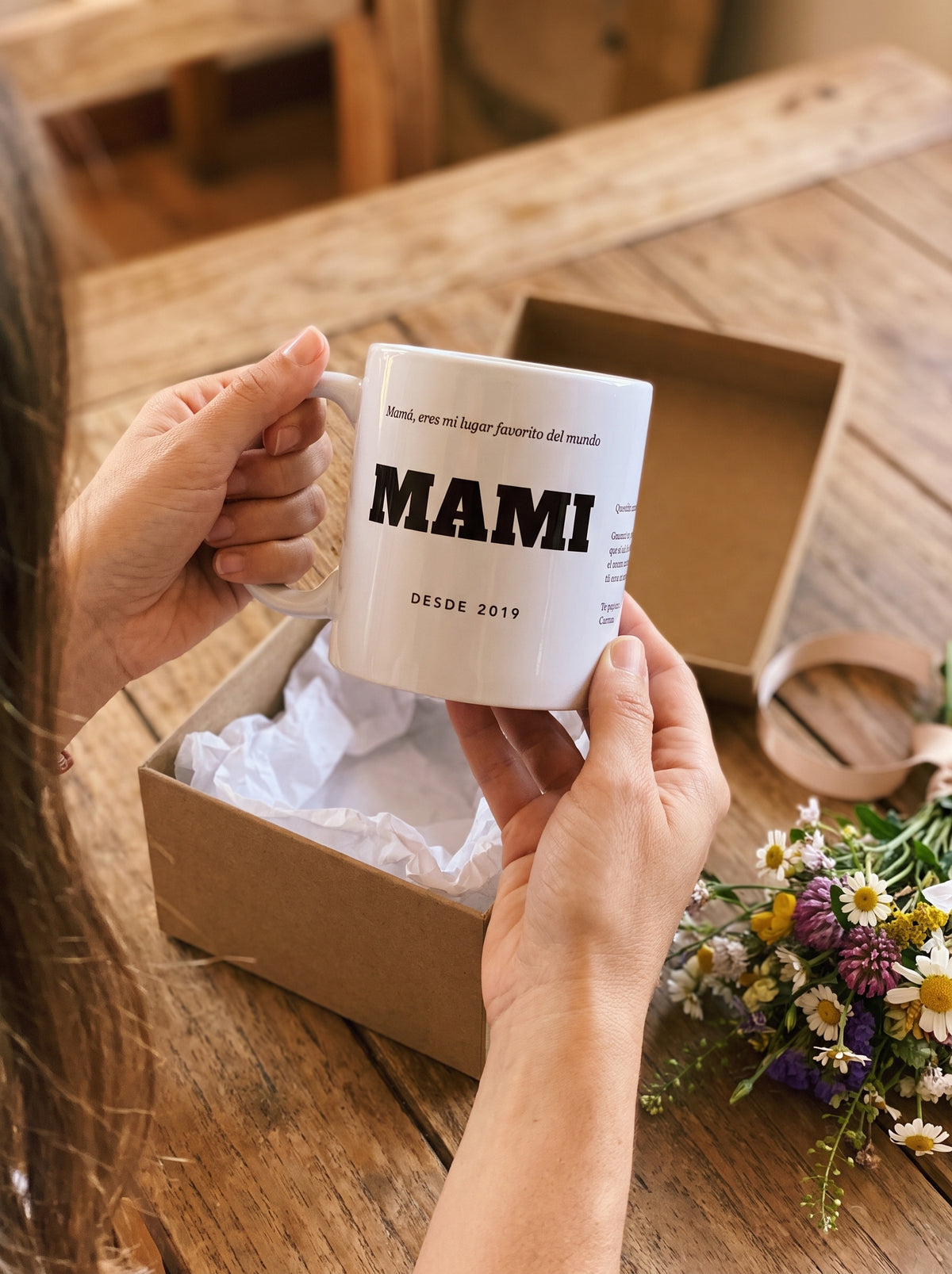 Taza MAMÁ con dedicatoria (Mamá, eres mi lugar favorito del mundo · MAMI · DESDE 2019): sacada de su caja de regalo