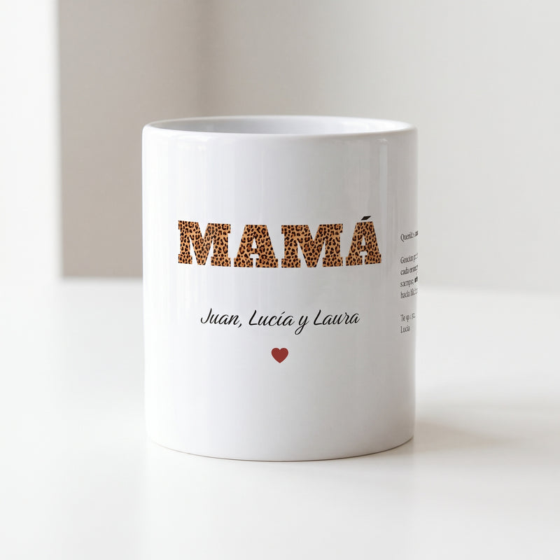 Taza MAMÁ de leopardo con nombres personalizada (MAMÁ · Juan, Lucía y Laura), con una carta en el costado