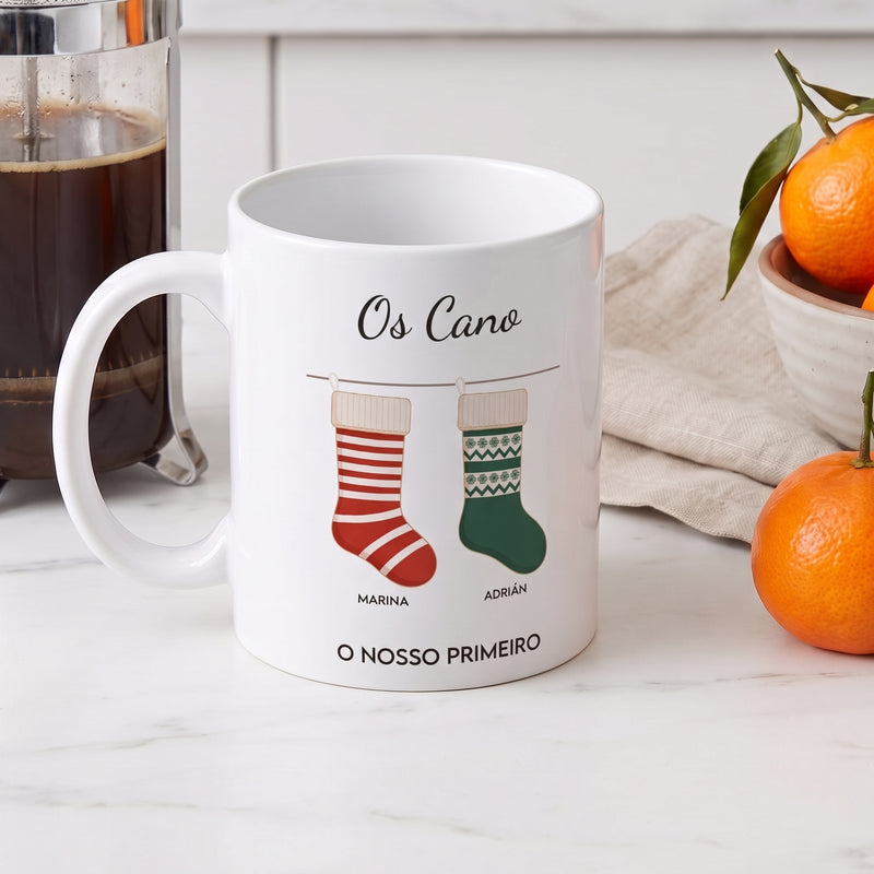 Taza de Navidad personalizada para una pareja, en la encimera de la cocina