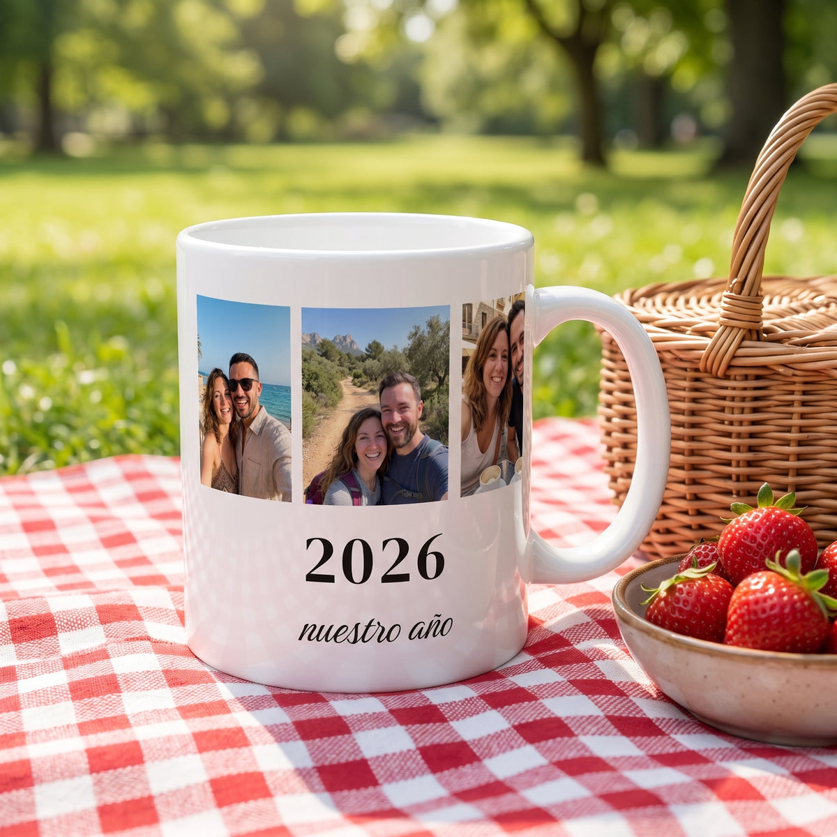 Taza con un carrete de fotos y el año en un pícnic