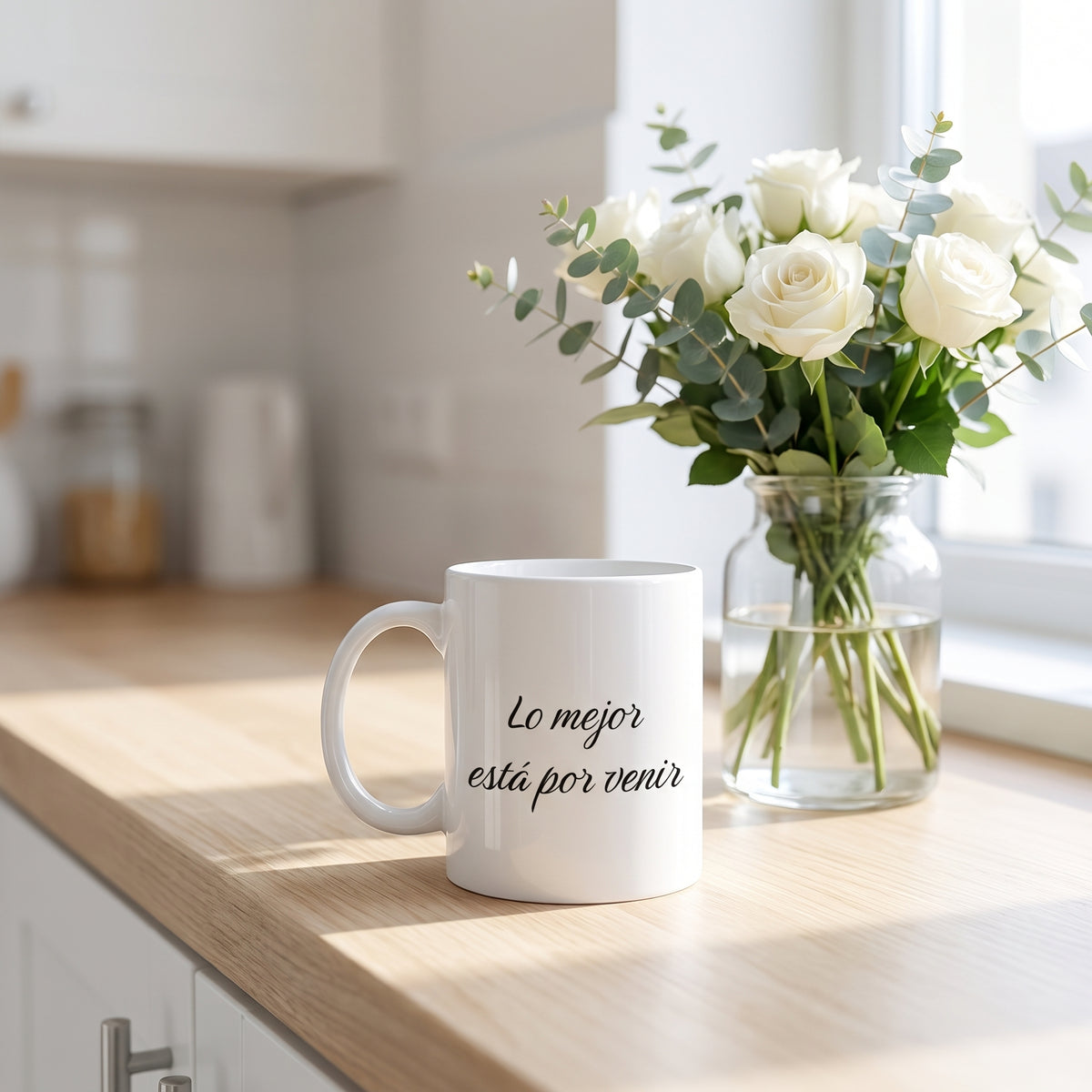 Costado de la taza con la frase «Lo mejor está por venir»