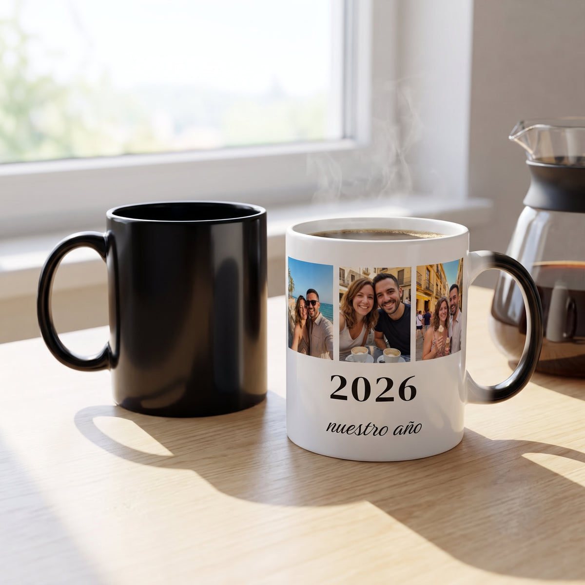 Caneca mágica negra junto a la taza blanca con las fotos reveladas