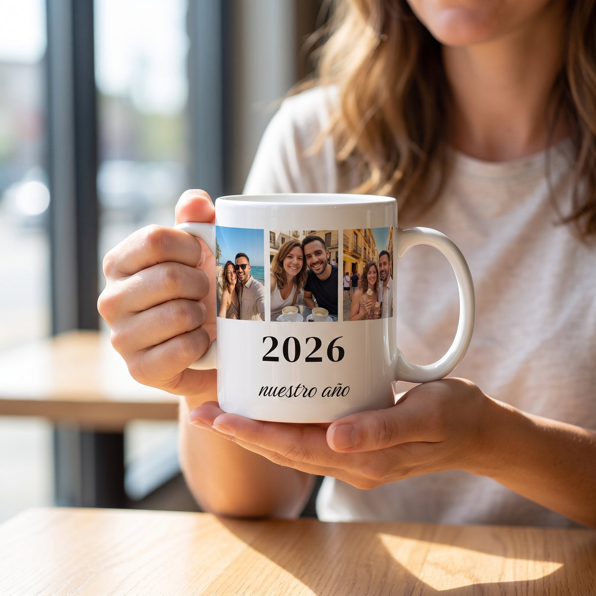 Manos sujetando la taza con las fotos del año
