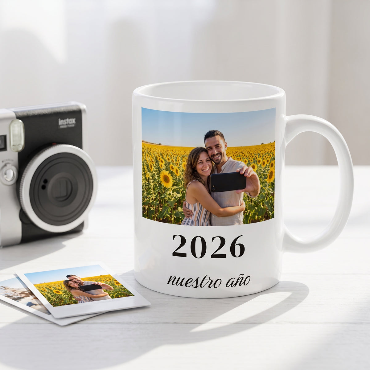 Caneca personalizada con una sola foto grande y el año junto a una cámara instantánea
